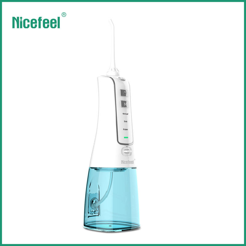 Réservoir d'eau sans fil détachable de Flosser 300ml de l'eau Irrigator oral tenu dans la main